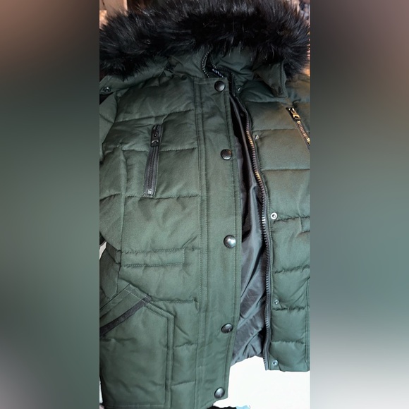 🌲💚NWOT Guess Women’s Winter Parka Coat Dark Olive Green, Black Faux Fur Hood🌲💚 - Picture 9 of 16